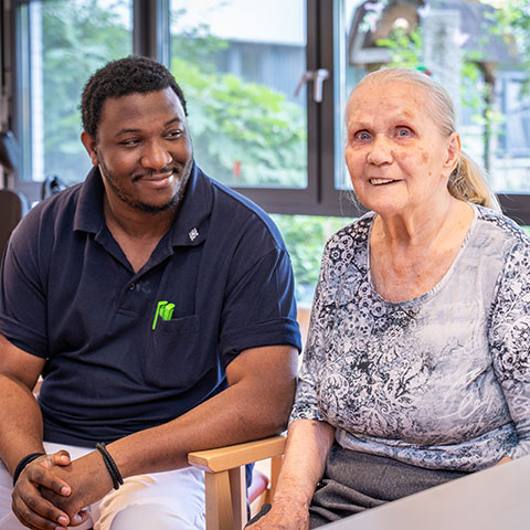 Pflegekraft im Portr�t mit einer Bewohnerin der Einrichtung