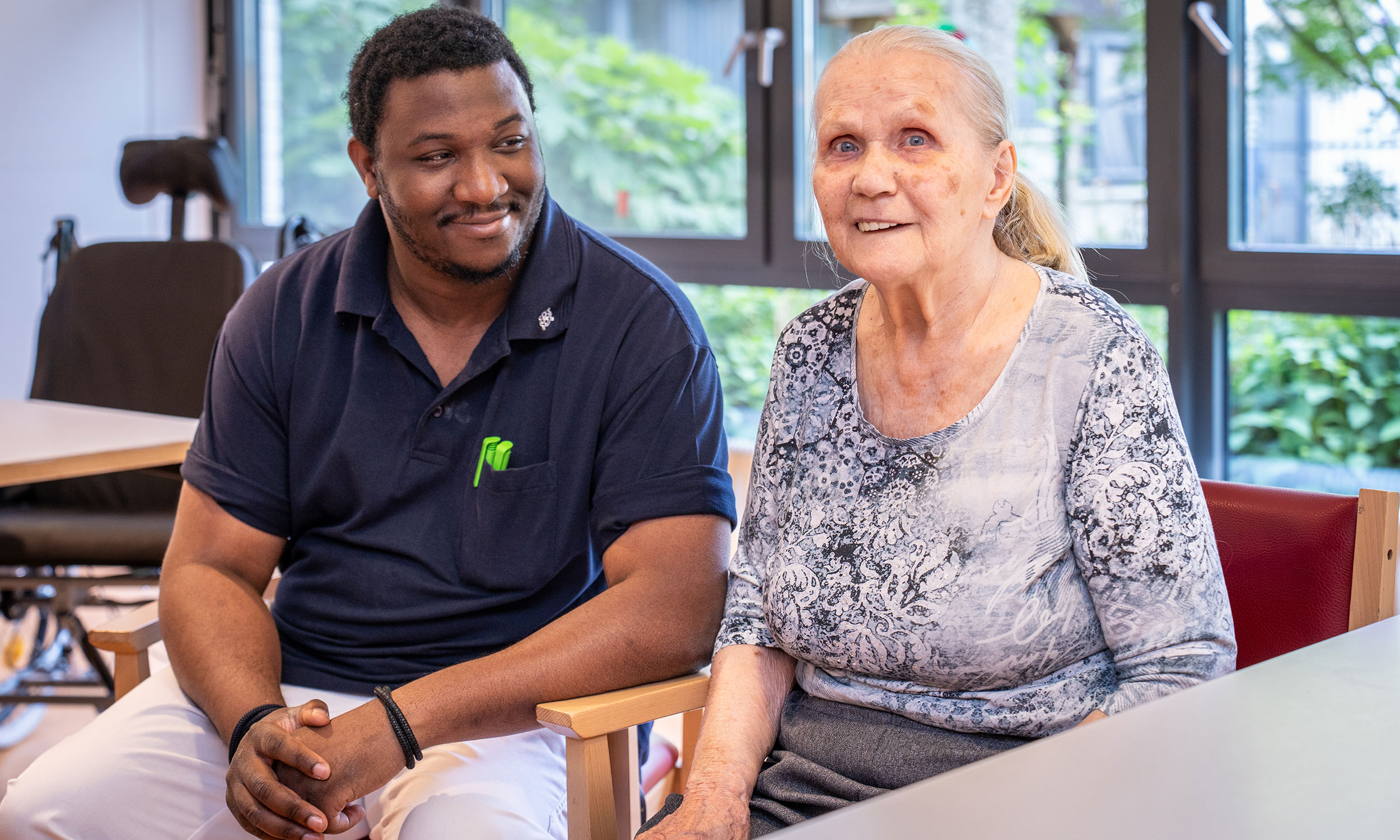 Gespr�chssituation zwischen Pflegekraft und Bewohnerin des Pflegezentrums Haus Elim | Elim MeH